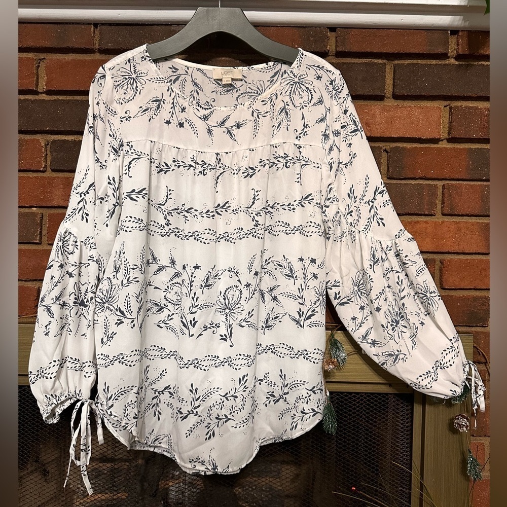 🛍️ Loft unique sleeve boho style top. Excellent condition.